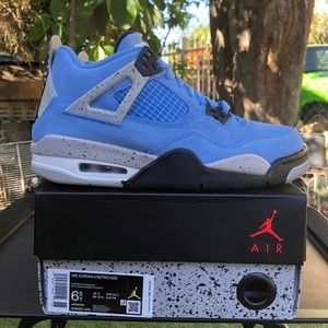 Air Jordan 4 Retro "University Blue".